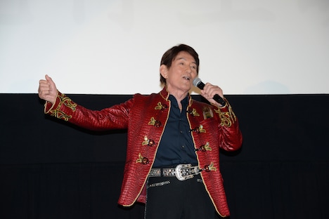 「宇宙戦艦ヤマト2202」を歌うささきいさお。