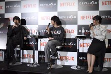 「海から来た人魚でーす！」という明のセリフをまねる村瀬歩（中央）。