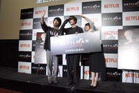 客席後方のムービーカメラを探す登壇者たち。