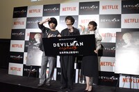 ムービーカメラに手を振る登壇者たち。