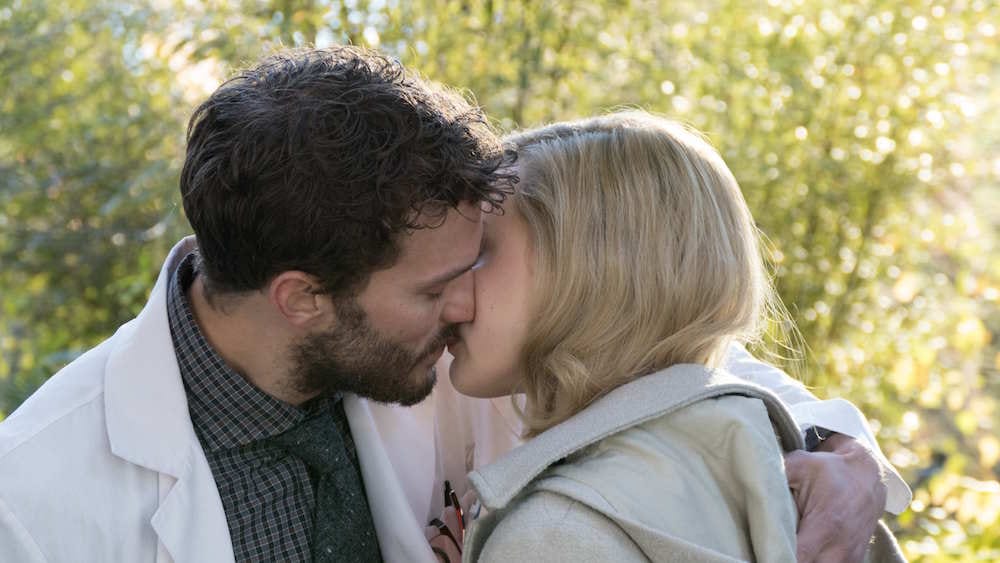 サラ・ガドンとジェイミー・ドーナンが病室で求め合う「ルイの9番目の人生」本編映像