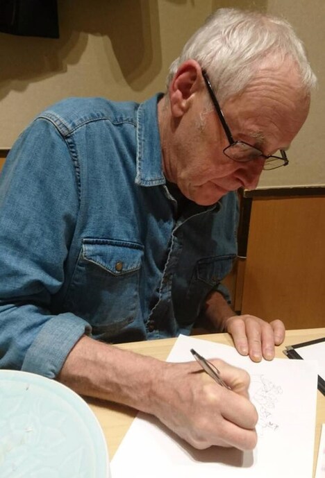 イラストを描くギリーズ・マッキノン。