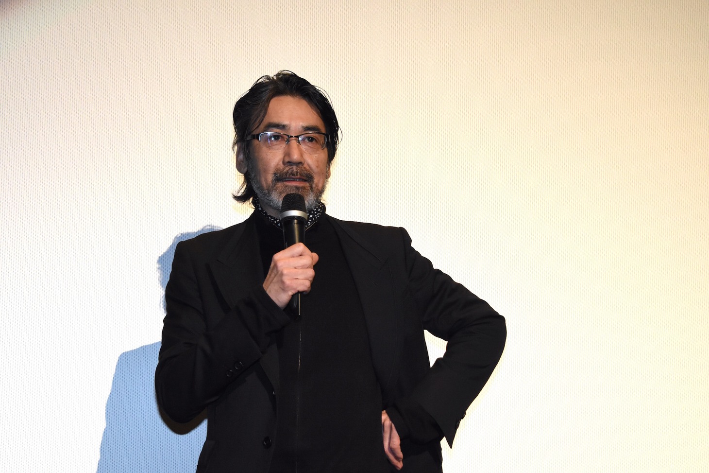 「ライオンは今夜死ぬ」初日舞台挨拶に登壇した諏訪敦彦。