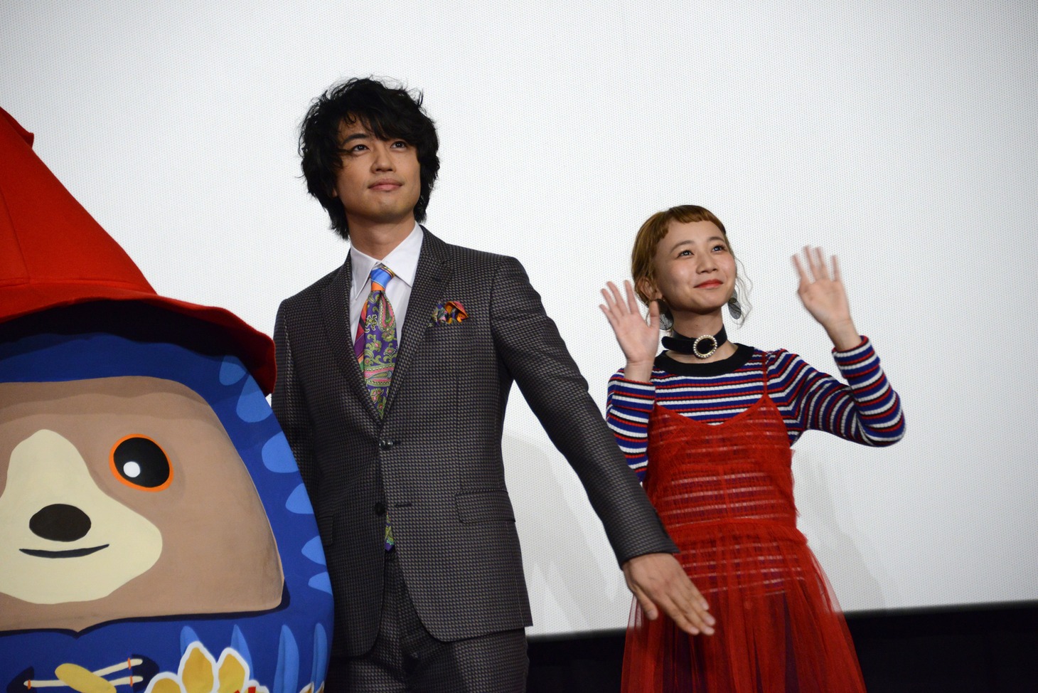 左から斎藤工、三戸なつめ。