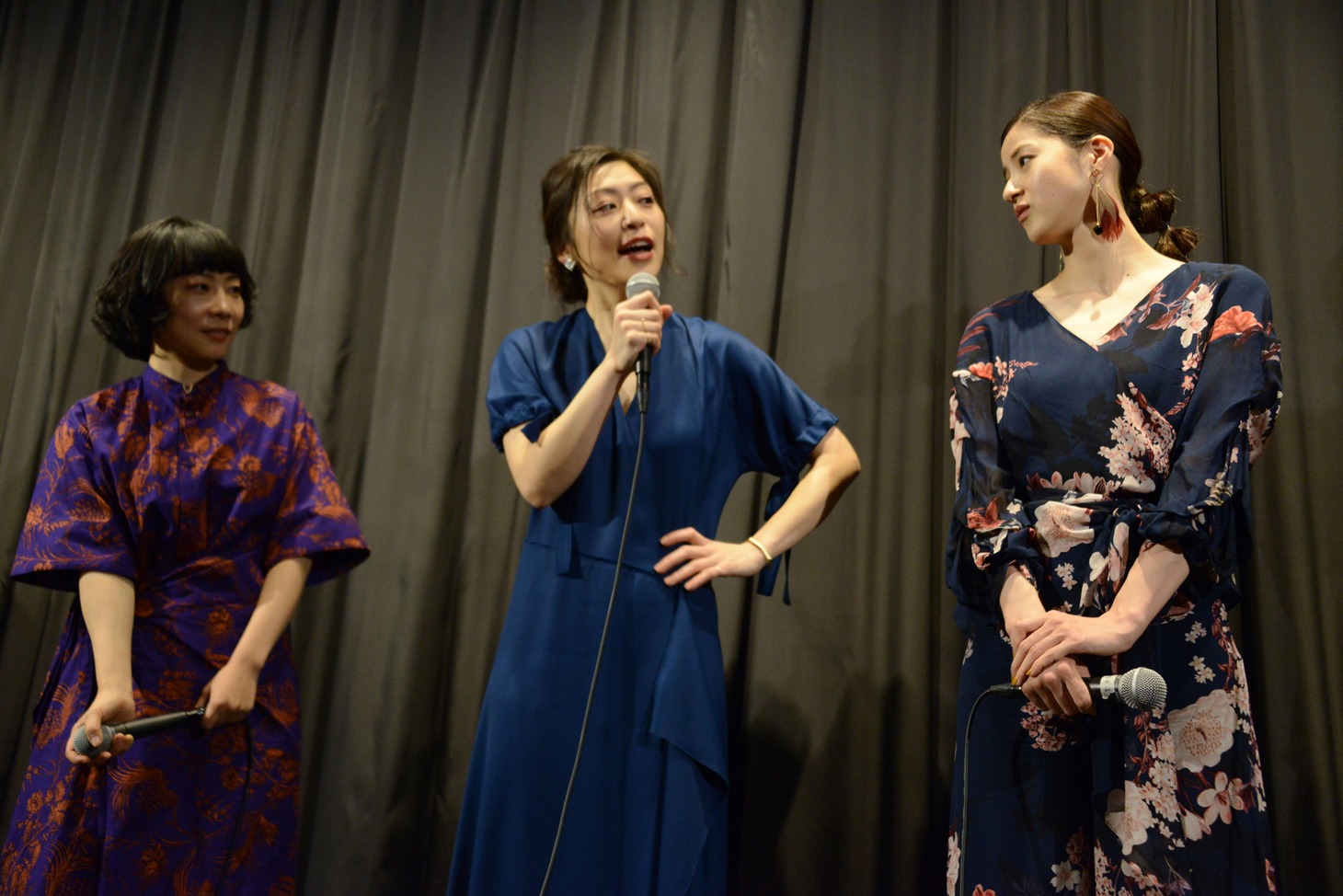 左から山田真歩、内田慈、松本若菜。