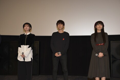 左から井上麻里奈、梶裕貴、石川由依。