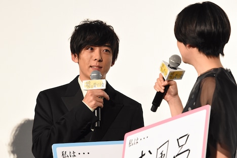 左から高橋一生、長澤まさみ。