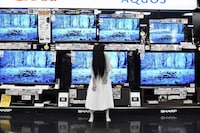 テレビ売場のディスプレイをジャックした貞子。