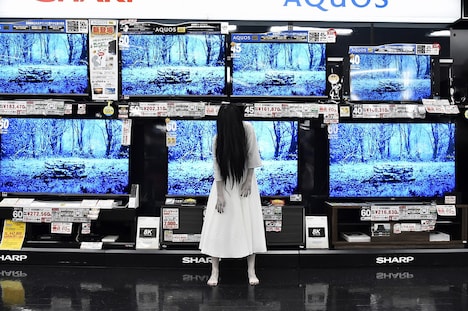 テレビ売場のディスプレイをジャックした貞子。