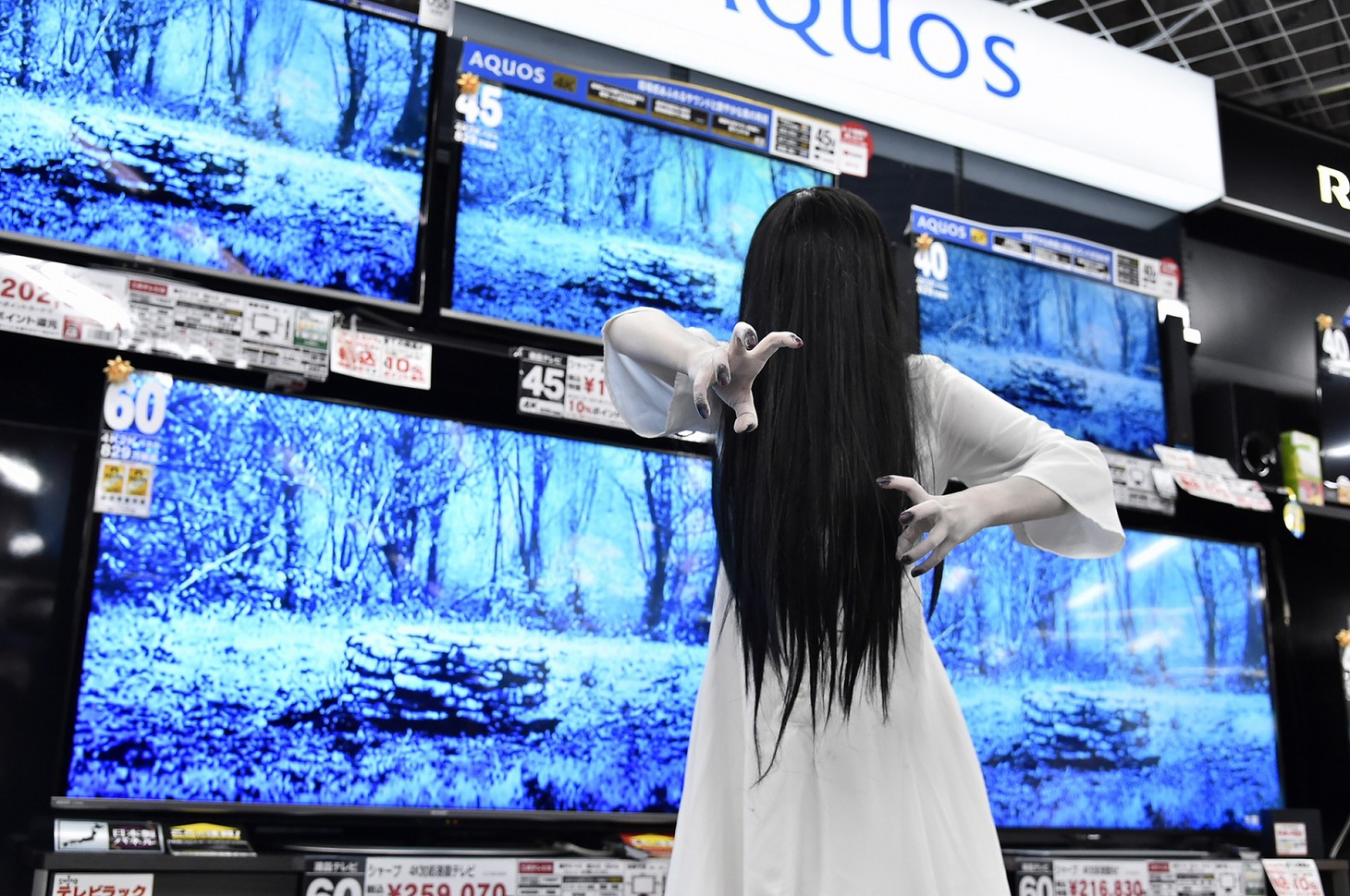 テレビ売場のディスプレイをジャックした貞子。