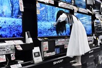 テレビ画面の中に戻ろうとする貞子。