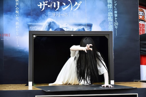 テレビ画面から登場した貞子。