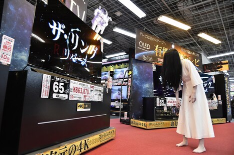 テレビ売場を徘徊する貞子。