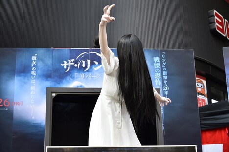 じゃんけんでチョキを出す貞子。