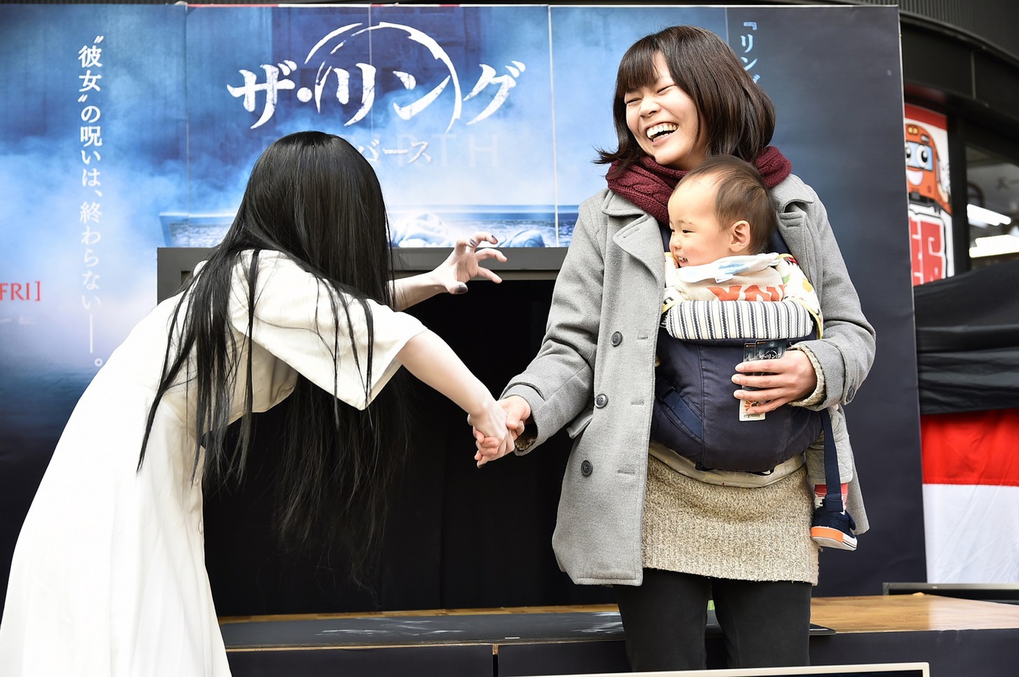 じゃんけん大会の優勝者と握手する貞子。