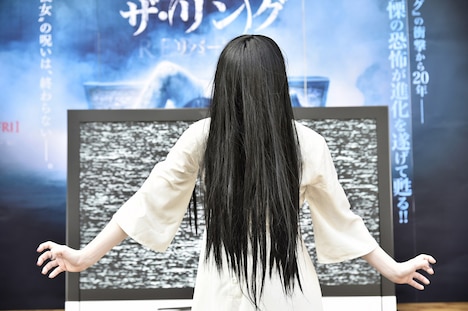 ブルゾンちえみのモノマネで、目標の興行収入「35億」を宣言する貞子。