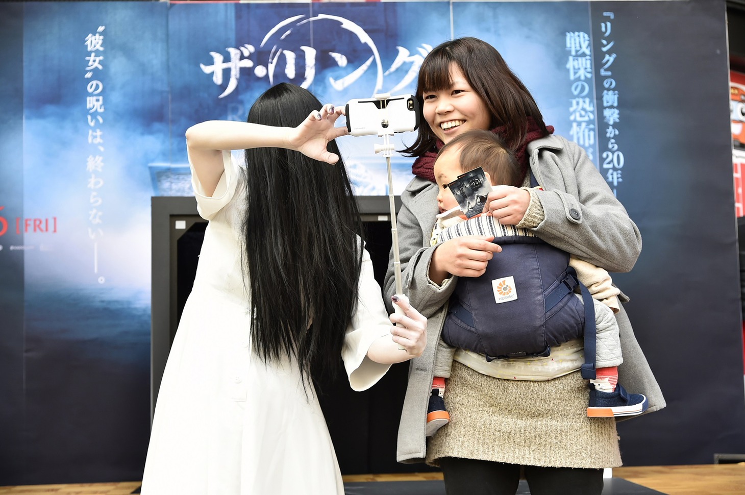 じゃんけん大会の優勝者と自撮りする貞子。