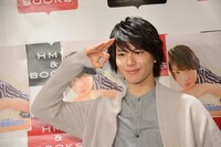 オッキューポーズをする山崎大輝。