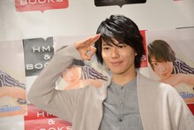 オッキューポーズをする山崎大輝。