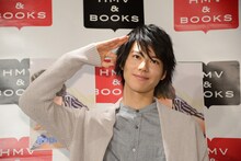 オッキューポーズをする山崎大輝。