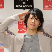 「キュウレンジャー」山崎大輝が初写真集PR、お気に入りは「サラリーマンの格好」