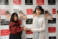 ファンと交流する山崎大輝。