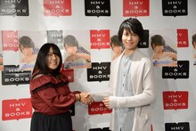 ファンと交流する山崎大輝。