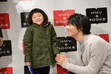 ファンと交流する山崎大輝。