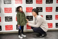 ファンと交流する山崎大輝。