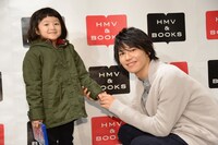 ファンと交流する山崎大輝。