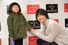 ファンと交流する山崎大輝。