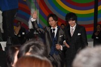 夫婦のように腕を組んでレッドカーペットを歩く岡田龍太郎（左）と飯島寛騎（右）。