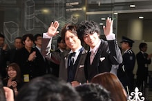 夫婦のように腕を組んでレッドカーペットを歩く岡田龍太郎（左）と飯島寛騎（右）。