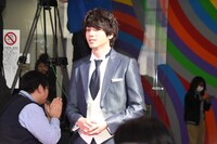 レッドカーペットを歩く山田裕貴。