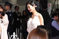 レッドカーペットを歩く壇蜜。