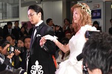 レッドカーペットを歩く中村倫也（左）と松本まりか（右）。