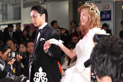 レッドカーペットを歩く中村倫也（左）と松本まりか（右）。