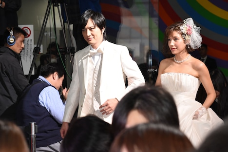 レッドカーペットを歩く塚本高史（左）と仲里依紗（右）。