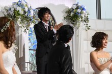 自身の役を紹介する際に「女に目がない」を「女に目にがない」と間違え続け、共演陣からツッコまれる飯島寛騎（後列）。