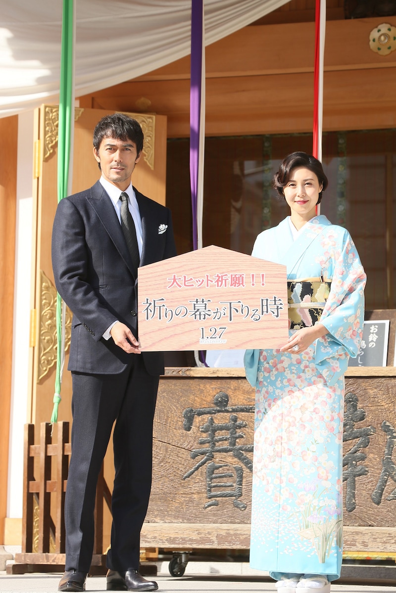 左から阿部寛、松嶋菜々子。