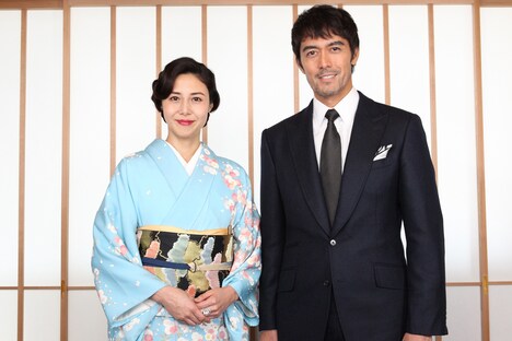左から松嶋菜々子、阿部寛。