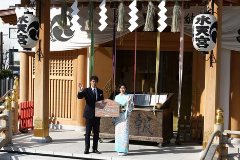 左から阿部寛、松嶋菜々子。