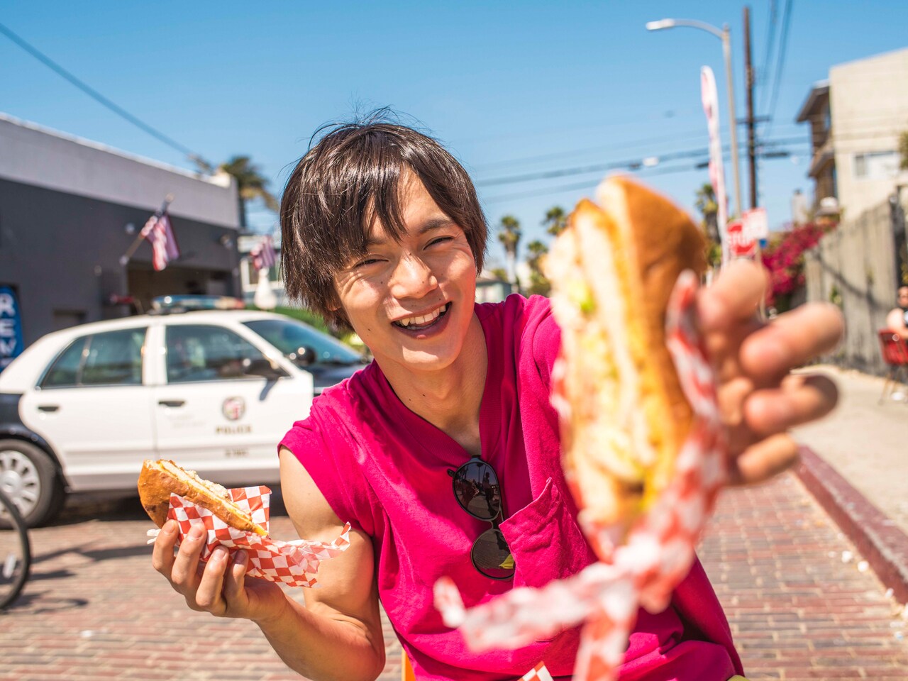 窪田正孝を夏のロサンゼルスで撮影、齋藤陽道とコラボしたカレンダー