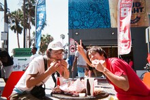 左から齋藤陽道、窪田正孝。