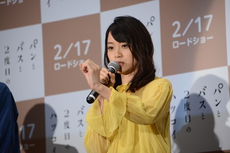 小学生の頃に好きだった男子からもらった消しゴムの大きさを説明する深川麻衣。