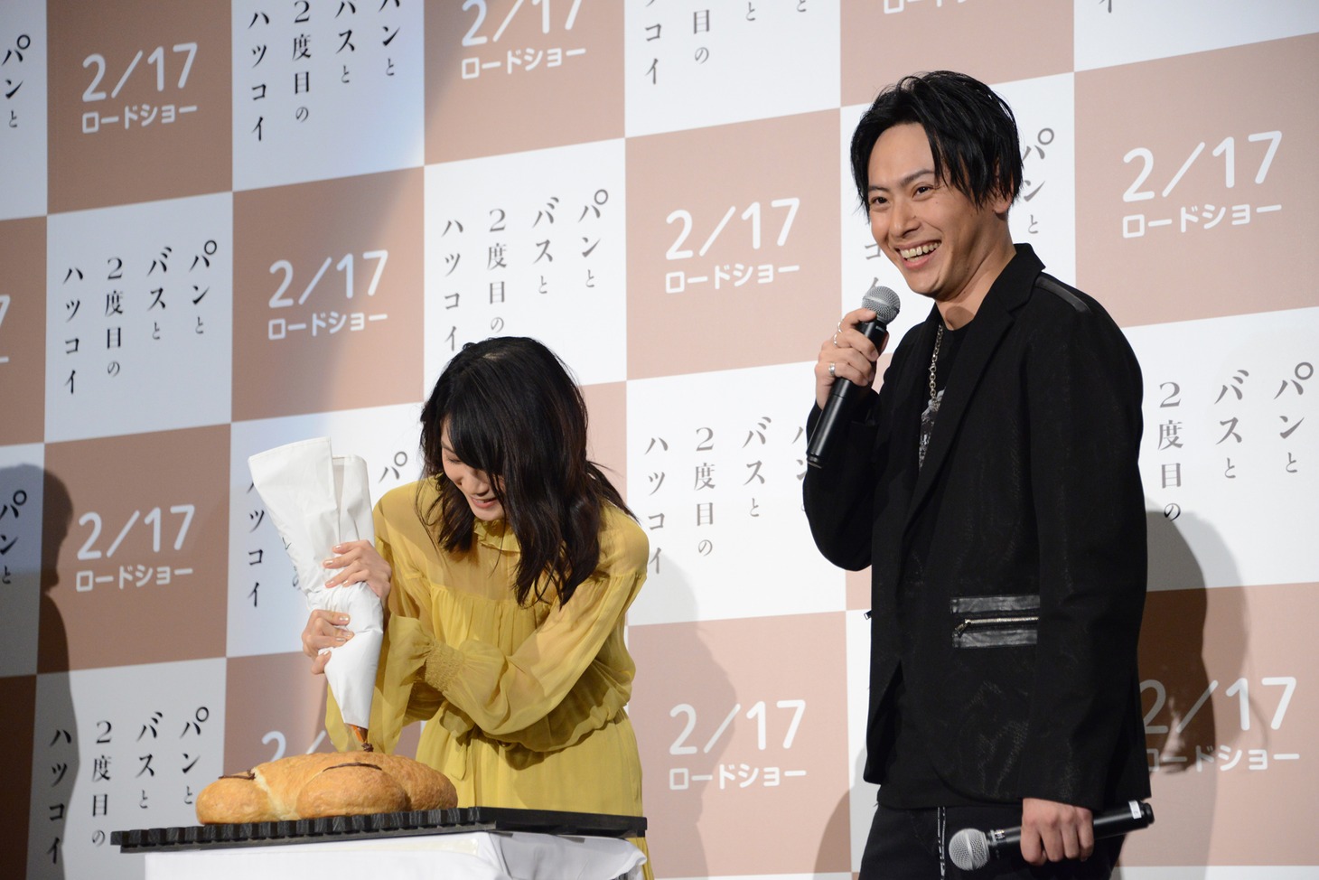 左から深川麻衣、山下健二郎。