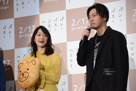 デコレーションを施した特大バージョンの“くまさんパン”を持つ深川麻衣（ひ左）と、山下健二郎（右）。