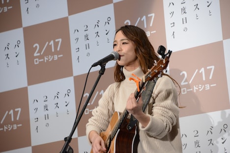 主題歌「Puzzle」を歌うLeola。