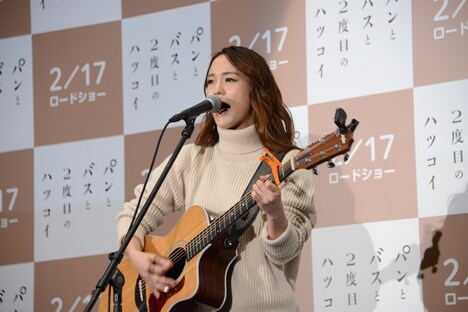 「パンとバスと2度目のハツコイ」の主題歌「Puzzle」を歌うLeola。