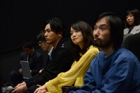 主題歌「Puzzle」を聴く山下健二郎（奥）、深川麻衣（中央）、今泉力哉（手前）。
